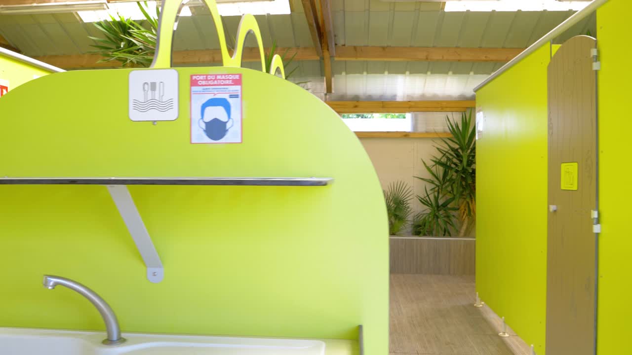 lento establecimiento de la toma de baños compartidos y baños para su uso en un campamento