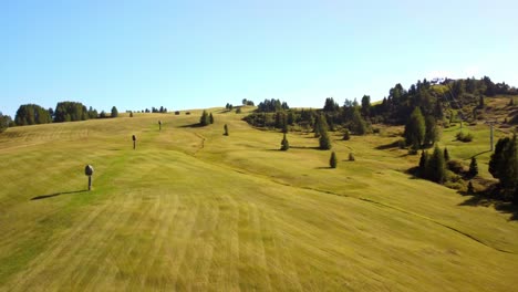 Drone-Sobrevuela-El-Campo-De-Esquí,-Pralongia,-Dolomitas