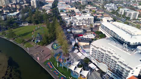 Drohnen-Luftaufnahme-Des-Eingangs,-Hauptort,-Küstenvorland,-Platz,-Gebäude,-Laden,-Park,-Bäume,-Straßen,-Wohnungsfront,-Reisetourismus,-NSW,-Urlaubsziel,-Zentralküste,-4K