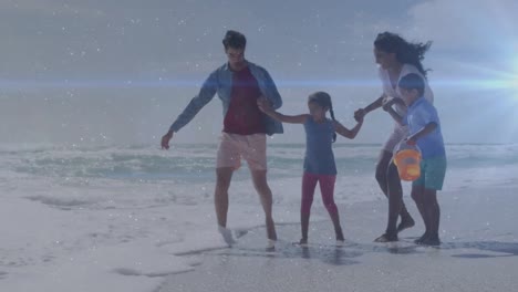 Animation-Von-Lichtspuren-über-Biracial-Familienspaziergängen-Am-Strand