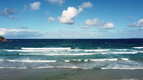 Aerial-shot-above-the-sea-capturing-waves-at-Newquay-beach,-Cornwall,-England,-Uk