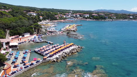 Absteigender-Blick-Auf-Cardellino-Und-Andere-Private-Strandgebäude,-Castiglioncello