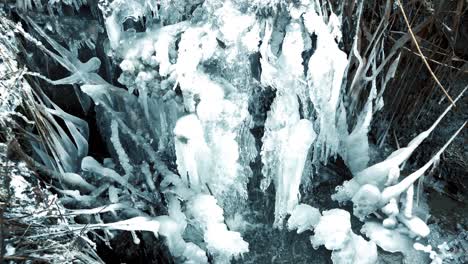 pequeña cascada de hielo causada por el agua del glaciar