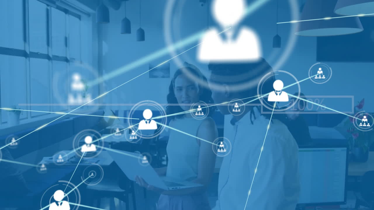 사무실의 다양한 동료들에 대한 아이콘과 데이터 처리에 대한 연결 네트워크의 애니메이션