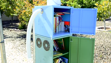 Kippen-Sie-Die-Roboterbibliothek-Mit-Geöffneten-Türen-Nach-Unten,-Um-Die-Bücher-Darin-Zu-Sehen