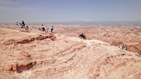 caballos subiendo una montaña rocosa en el desierto 2