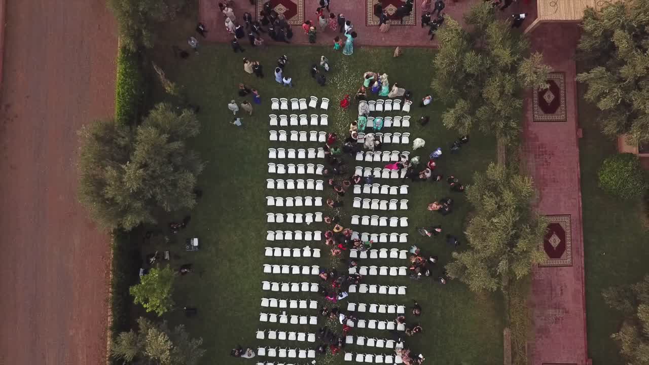 vista superior de drones del lugar de la boda en un campo verde debajo del árbol