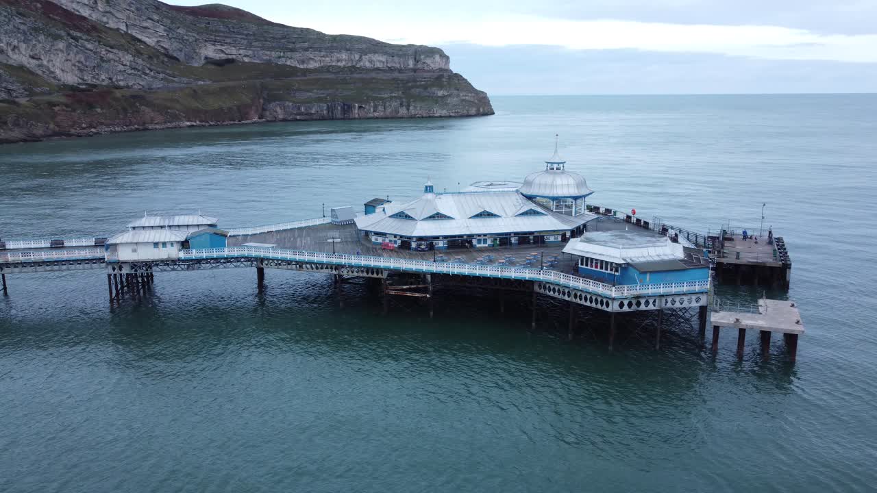 llandudno pier 역사적인 빅토리아 목조 판자 산책로 해변 랜드마크 great orme 해안선 조감도 궤도 오른쪽 공개