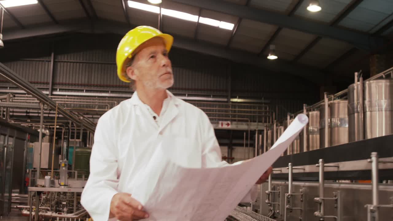 trabajador mirando el plano mientras examina