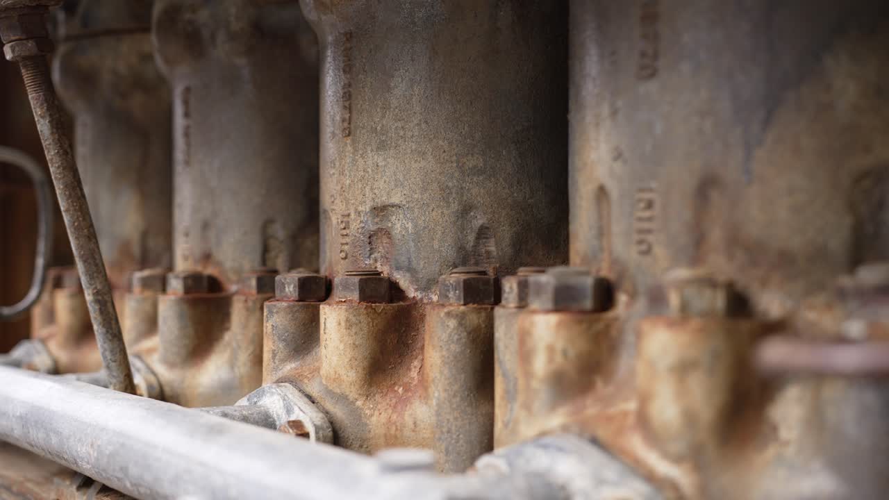 Industrielle motorcylindre, der viser rust og slid, afbildende ældre maskineri.