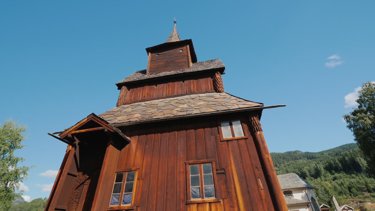 노르웨이 토르포 마을에 있는 13세기의 고대 목조 교회