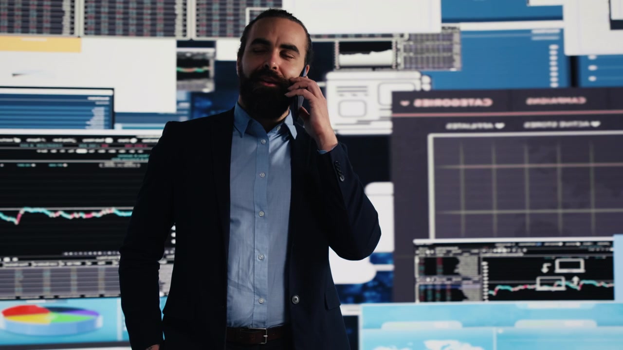 Imprenditore esamina i grafici di investimento durante una telefonata di lavoro