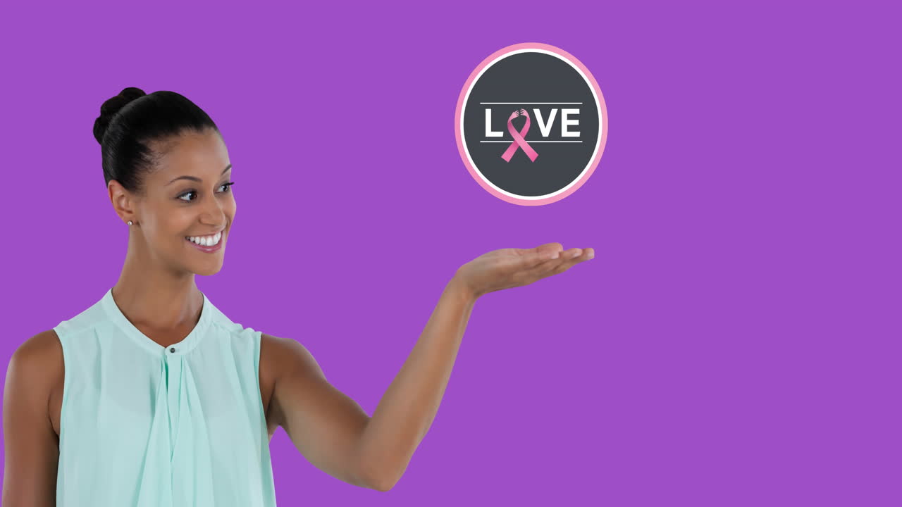 animación de concienciación sobre el cáncer de mama texto sobre una mujer biracial sonriente