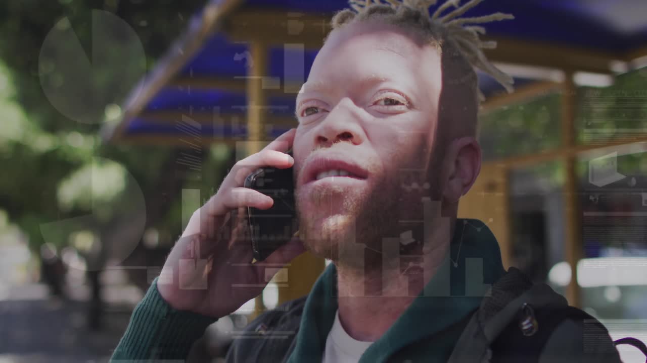 animación de múltiples gráficos y tablero de negociación sobre albino hombre afroamericano hablando por teléfono celular
