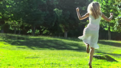 Mujer-Bailando-En-Cámara-Lenta