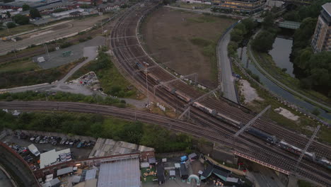 Absteigende-Luftdrohnenaufnahme-Eines-Güterzuges,-Der-Den-Bahnhof-Von-Leeds-Verlässt