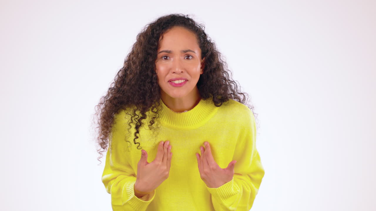 anuncio, mujer emocionada y sonriente