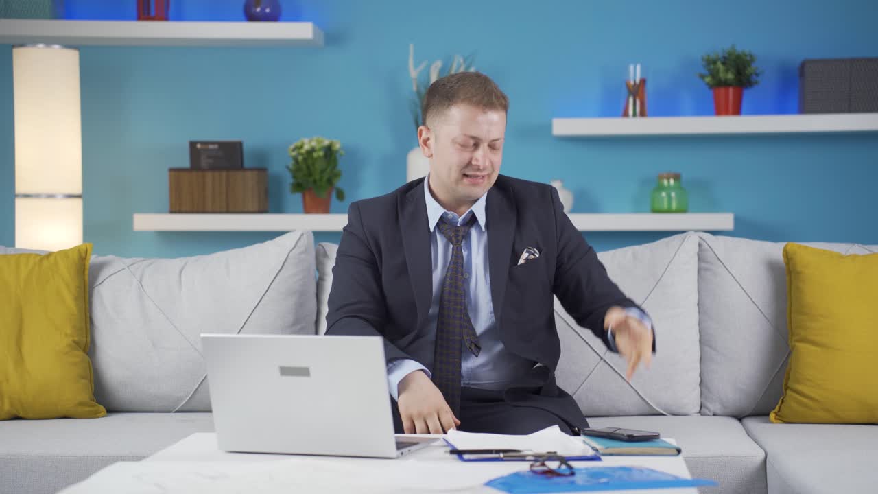 홈 오피스 워커가 파산하고 손실을 보고 있습니다.