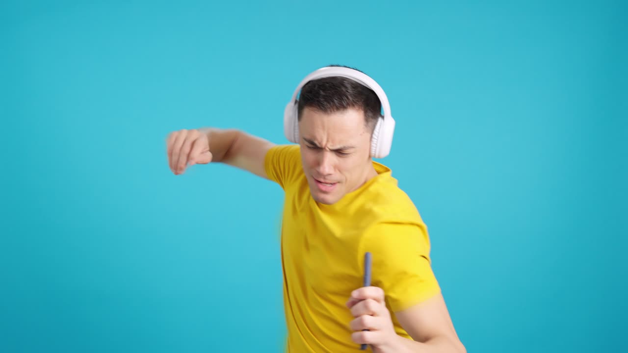 음악 을 듣고 춤 을 추는 사람