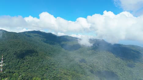 Volando-A-Través-De-Un-Paisaje-De-Nubes-Increíblemente-Hermoso