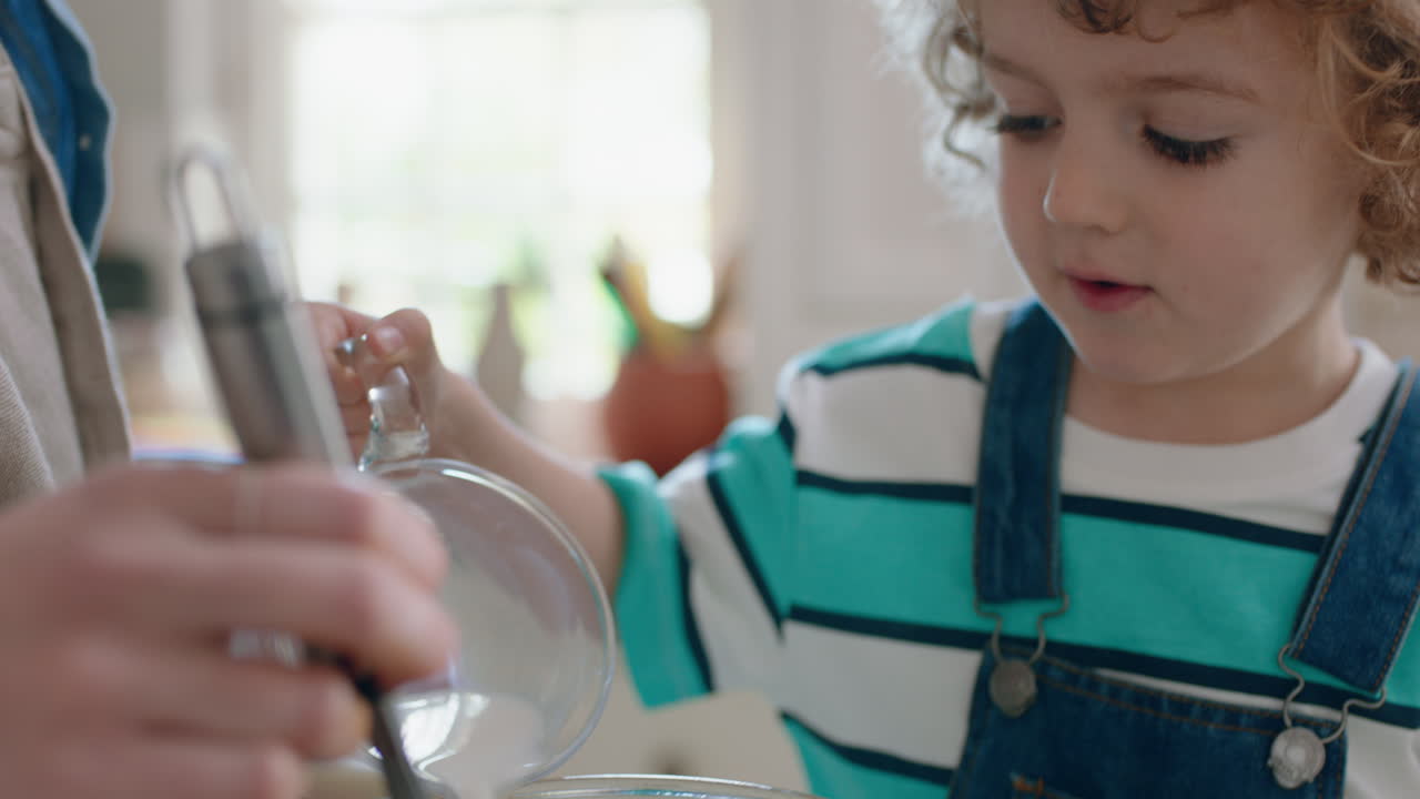 niño ayudando a su madre a hornear en la cocina mezclando ingredientes horneando cupcakes de chocolate preparando receta en casa