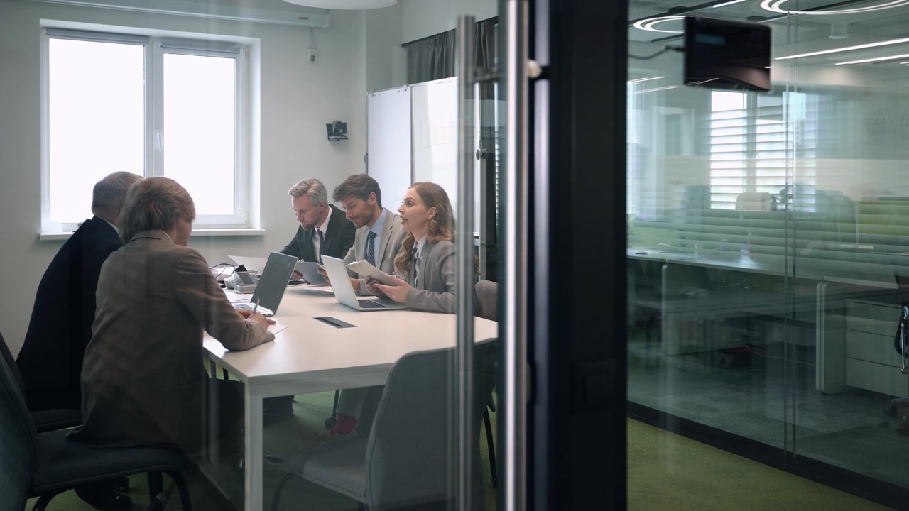 Professionisti in riunione in una moderna sala riunioni d'ufficio