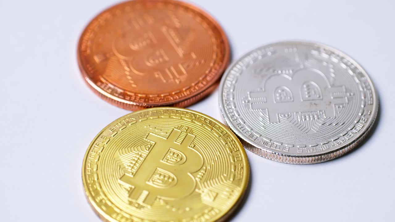 monedas bitcoin en rotación sobre fondo blanco