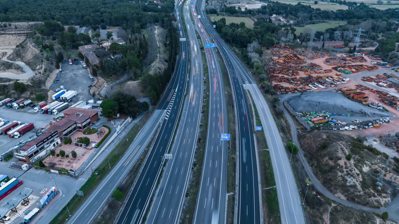 hiperlapso cinematográfico de la carretera con coches a alta velocidad, vista aérea de drones