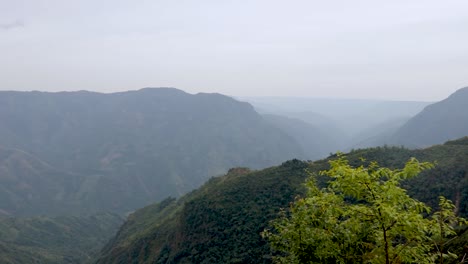 el valle de la cordillera cubre la niebla por la mañana desde un ángulo plano