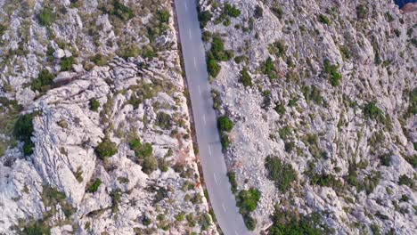 Straße-Durch-Steinige-Bergkette,-Drohnen-Luftaufnahme