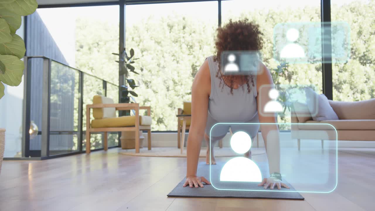 Kvinde træder tilbage i planke og laver armbøjninger på mørk måtte med UI overkrop for fitness