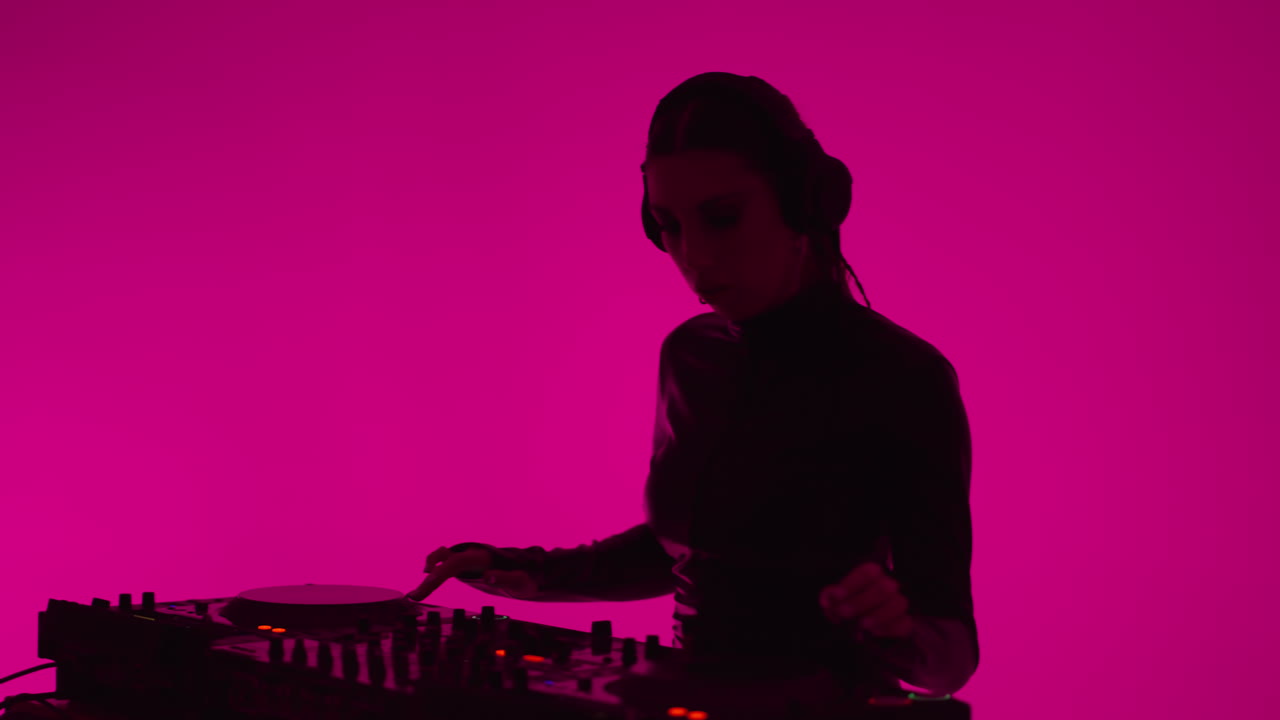 mujer dj mezclando música en el estudio