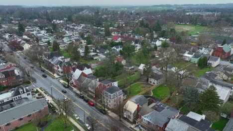 Amerikanische-Kirche,-Häuser-Und-Wohnhäuser-In-Einer-Kleinen-Amerikanischen-Stadt-Im-Frühling