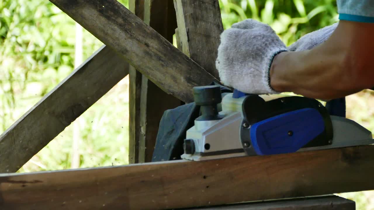 전기 목재 플래너 도구 로  을 는 목수 의 손