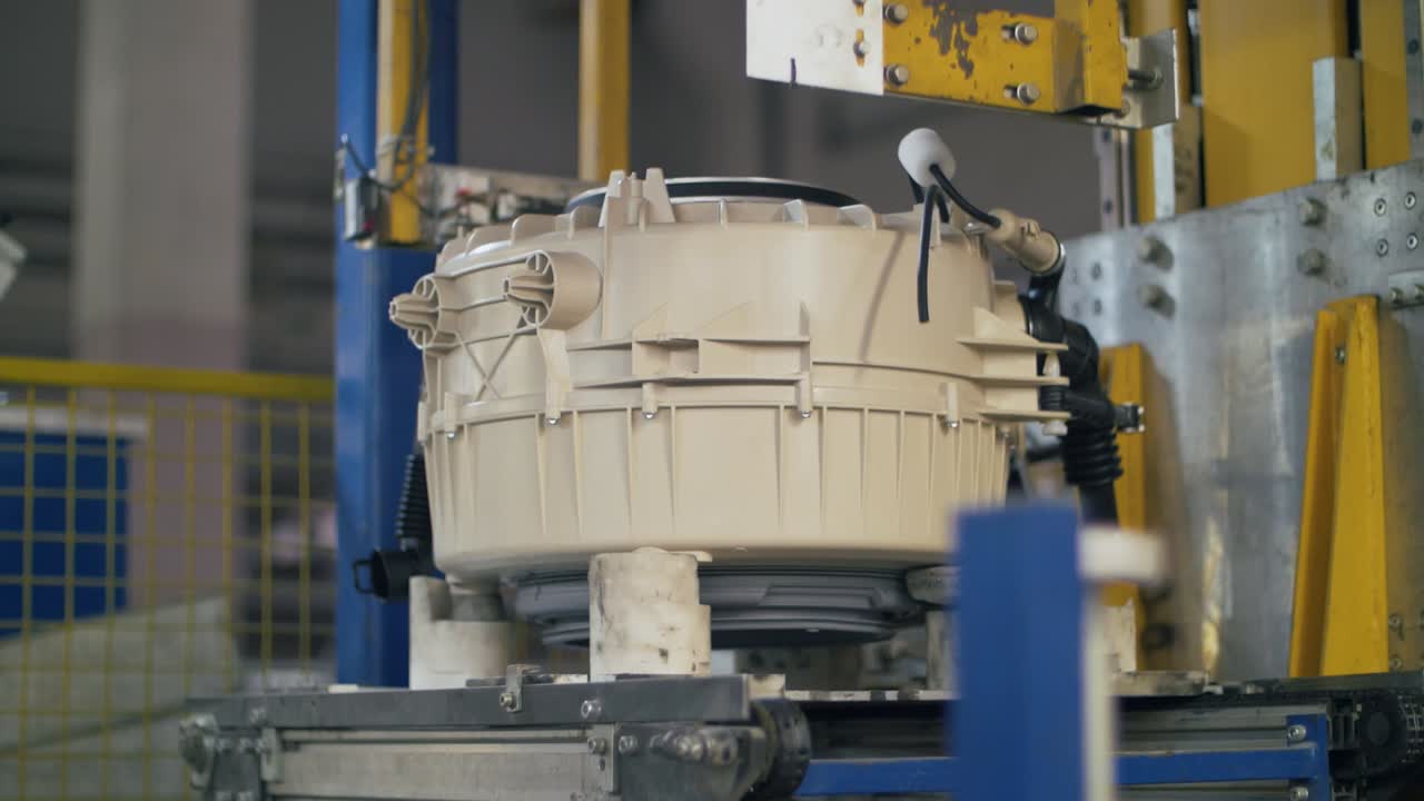 tambores de lavadora que se mueven en línea automática en la fábrica de fabricación