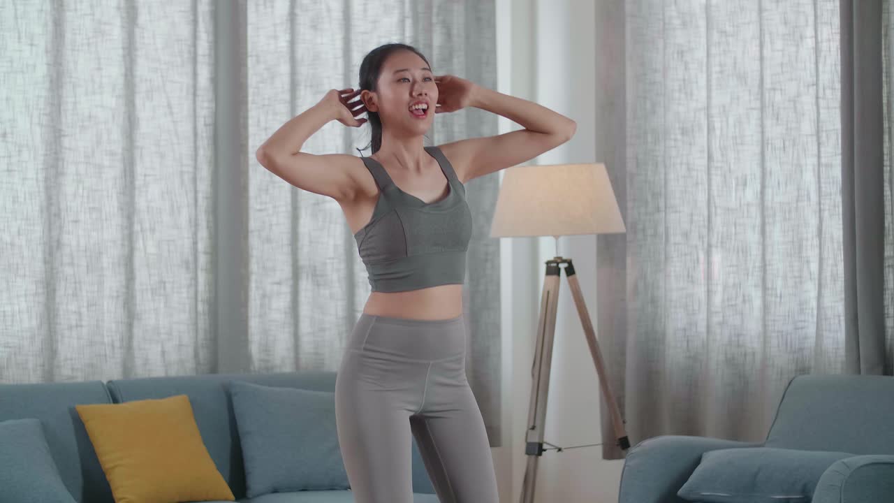 스포츠 옷을 입은 젊은 아시아 운동선수 여성이 집에서 매트에서 매일 운동하는 동안 심장 고위 무 및 스 운동을합니다.