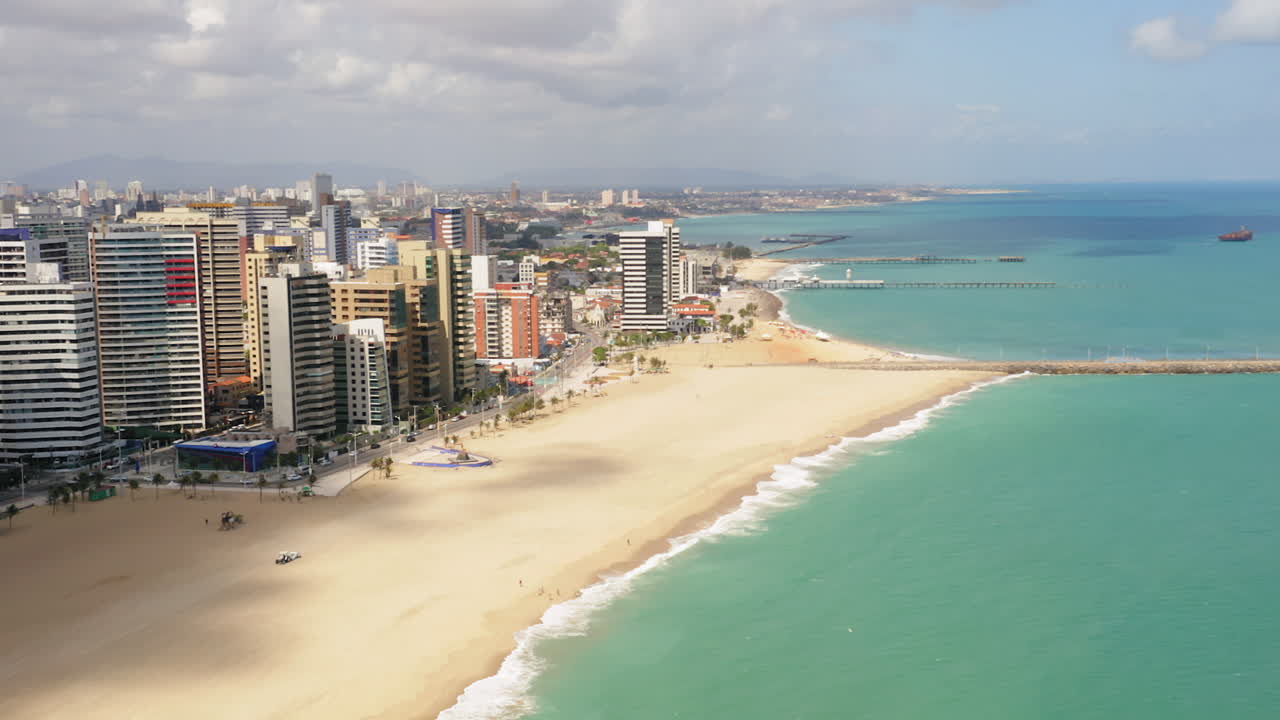 Vista aérea dos edifícios em frente ao mar, a praia vazia em um dia nublado, Fortaleza, Ceará, Brasil