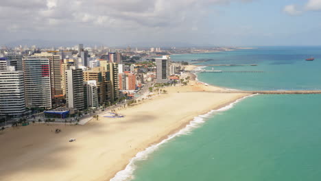 Luftaufnahme-Der-Gebäude-Direkt-Am-Meer,-Der-Leere-Strand-An-Einem-Bewölkten-Tag,-Fortaleza,-Ceara,-Brasilien