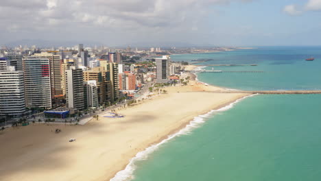 vista aérea de los edificios frente al mar, la playa vacía en un día nublado, fortaleza, ceara, brasil