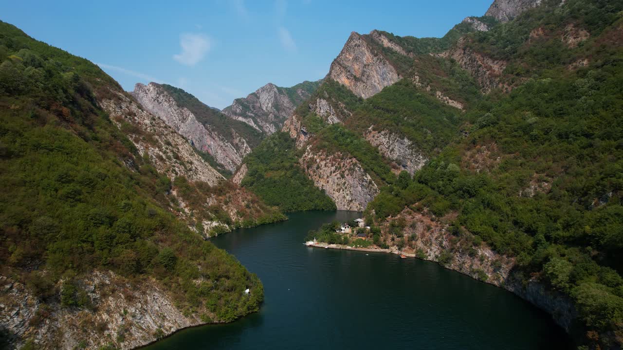 захватывающая горная долина с извилистой рекой в альпах албании, естественная красота