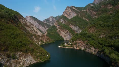 un valle montañoso impresionante con un río sinuoso en los alpes de albania, belleza natural