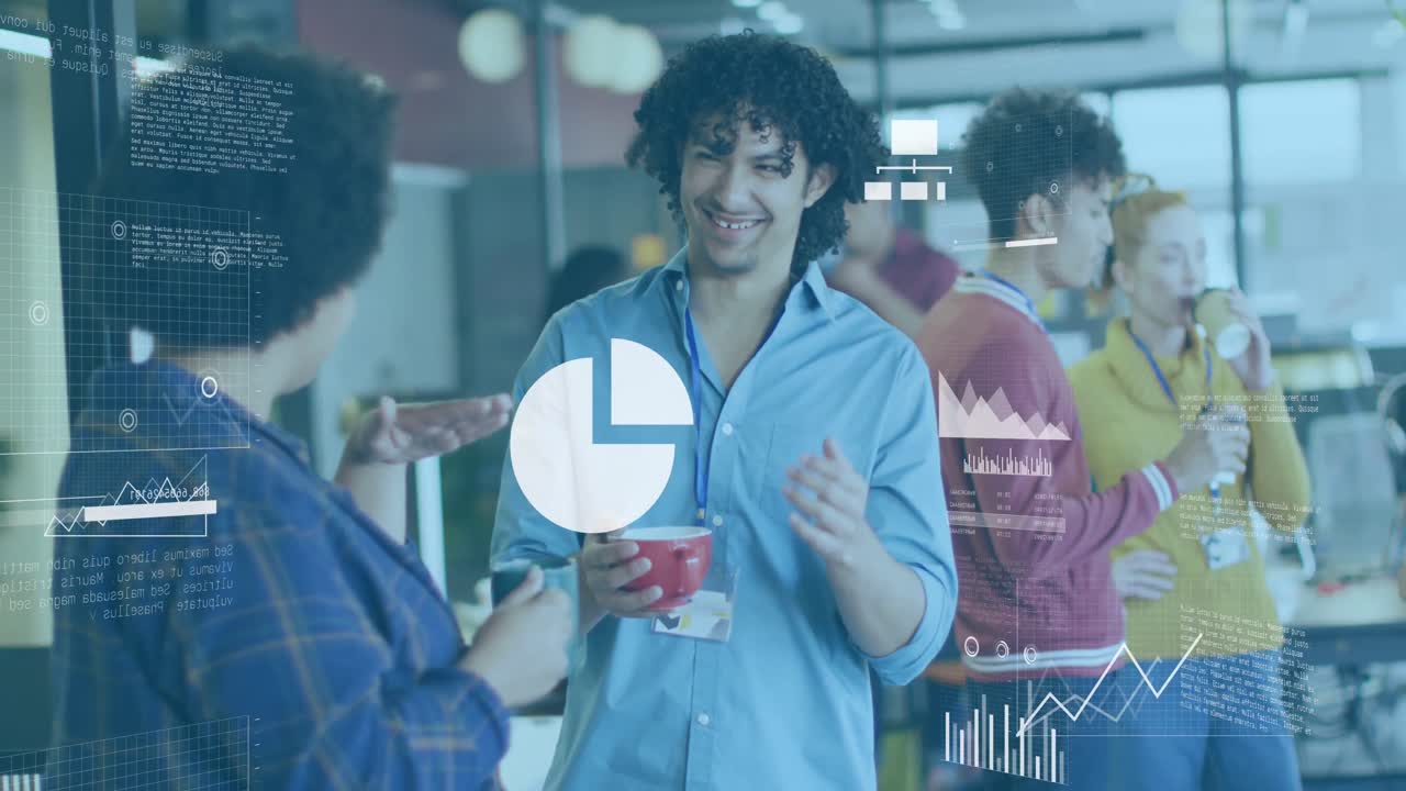 animación de lenguaje informático e iconos sobre diversos compañeros de trabajo con tazas de café hablando en la oficina