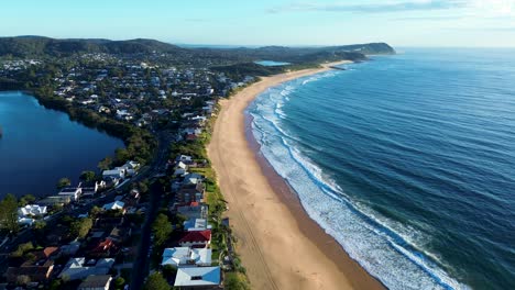 Drohne-Luftaufnahme-Wamberal-Strand-Meer-Vorstadt-Lagune-Terrigal-Brücke-Natur-Wohnungsbau-Stadt-Ozean-Wellen-Zentralküste-Tourismus-Reise-Australien