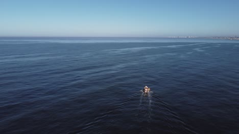 Barco-De-Pesca-Navegando-A-Lo-Largo-De-La-Costa-Uruguaya-En-América-Del-Sur