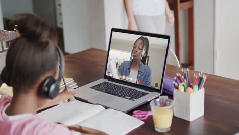 Chica-Afroamericana-Usando-Una-Computadora-Portátil-Para-Videollamada-Con-Una-Estudiante-Afroamericana-En-La-Pantalla