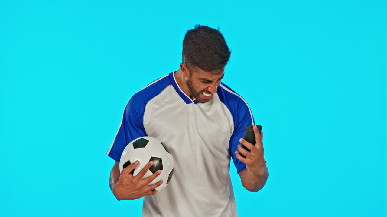 Pallone da calcio, uomo e celebrazione con telefono