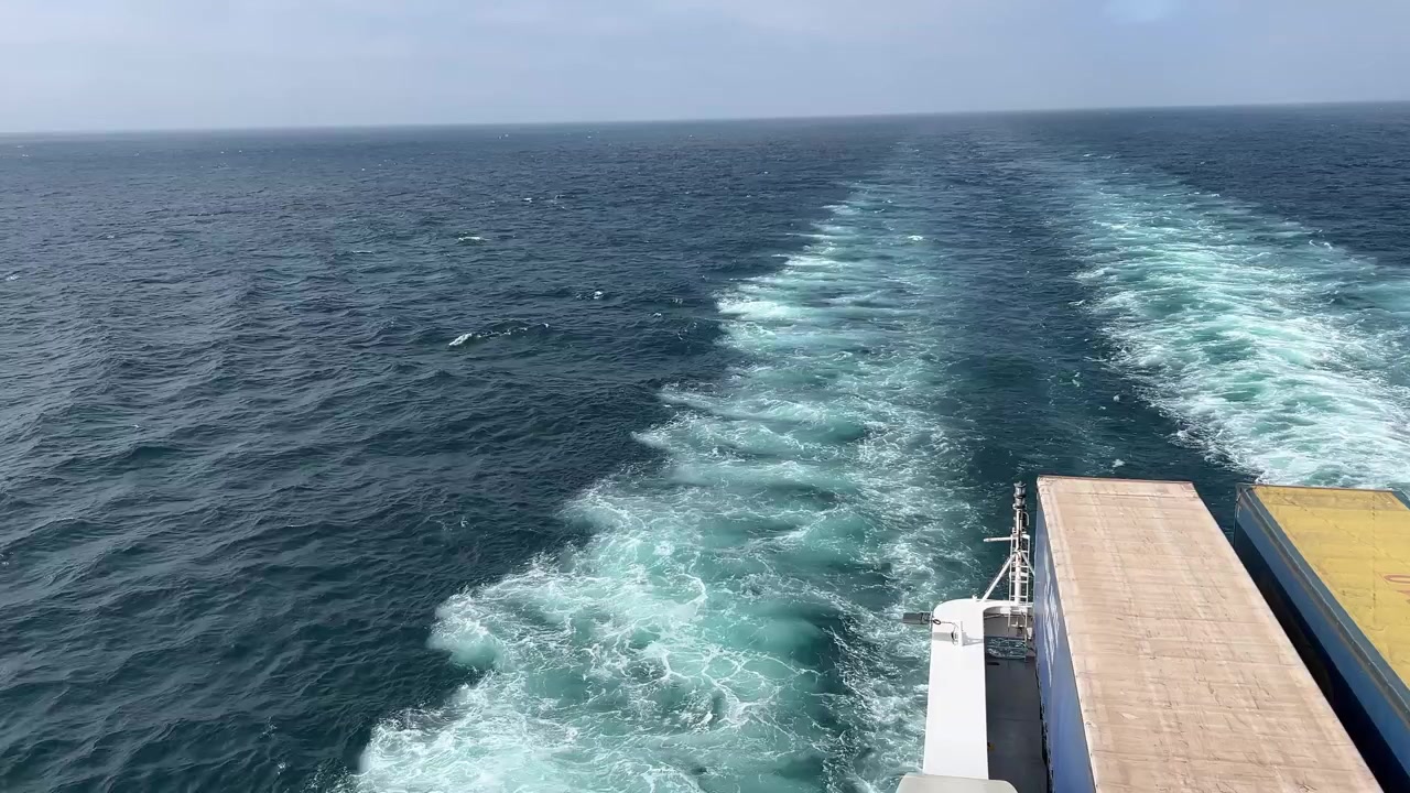 Große Fähre fährt durch blaues Wasser in Nordspanien