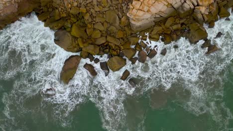 Imágenes-Estáticas-En-Cámara-Lenta-De-Las-Olas-Del-Océano-Golpeando-Las-Rocas-En-Acapulco.