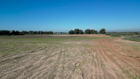 video 4k: vista aérea de pájaros de los campos abiertos del sur de rehovot, israel durante el invierno