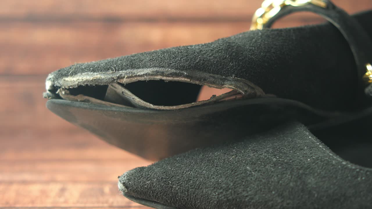 tacones de gamuza negra dañados